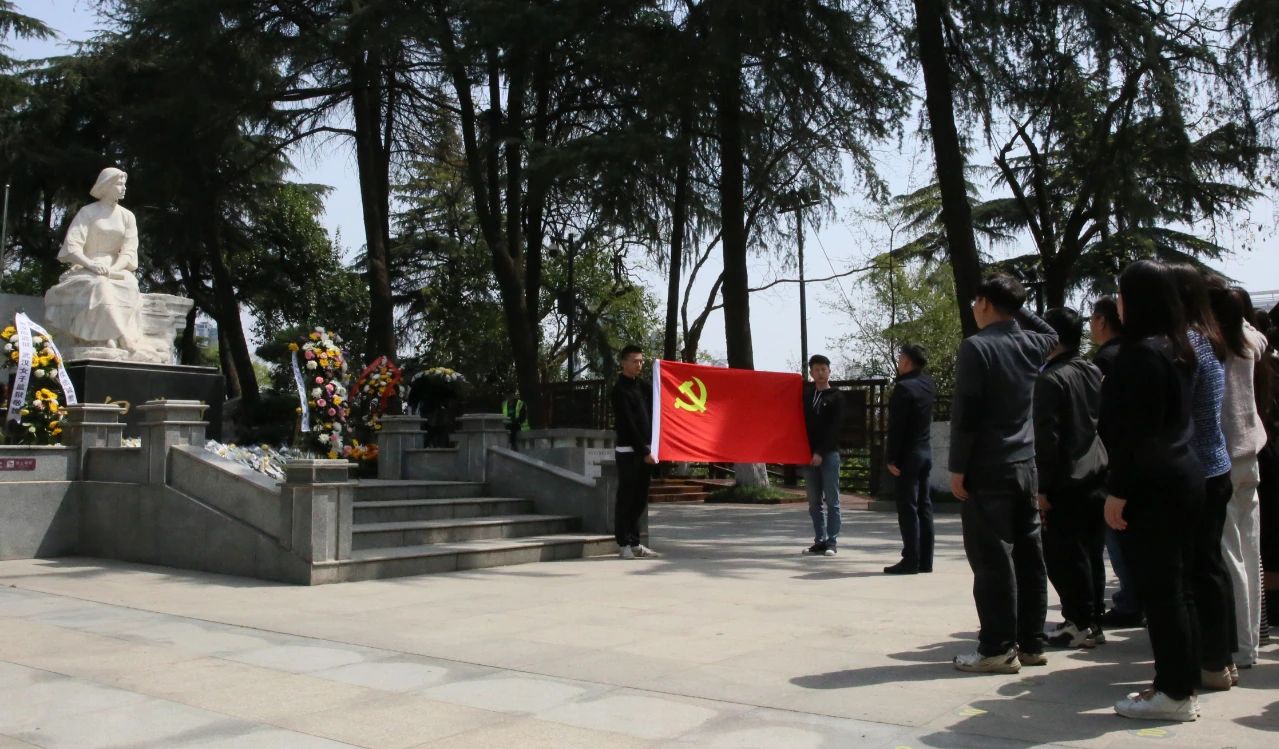缅怀革命先烈 赓续红色精神丨雷火竞技官网集团党委组织开展清明祭扫主题活动